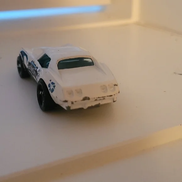 Hot Wheels toy cat. White Corvette Surf Shop 1975 steel chasis. - Picture 2 of 4